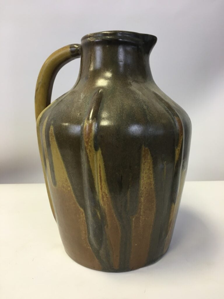 Léon POINTU (1879-1942). - Broc en grès émaillé à motif de coulures sur fond ma…