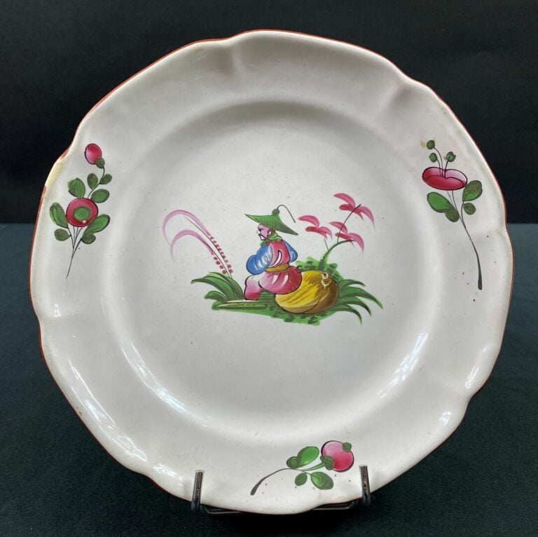 LES ISLETTES - Assiette à bord contourné, décor polychrome d'un Chinois assis a…