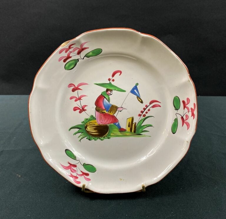 LES ISLETTES - Assiette à bord contourné, décor polychrome d'un Chinois assis s…