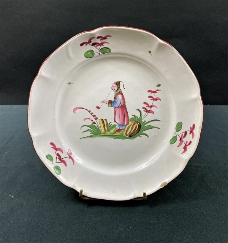 LES ISLETTES - Assiette à bord contourné, décor polychrome d'un Chinois fumant…