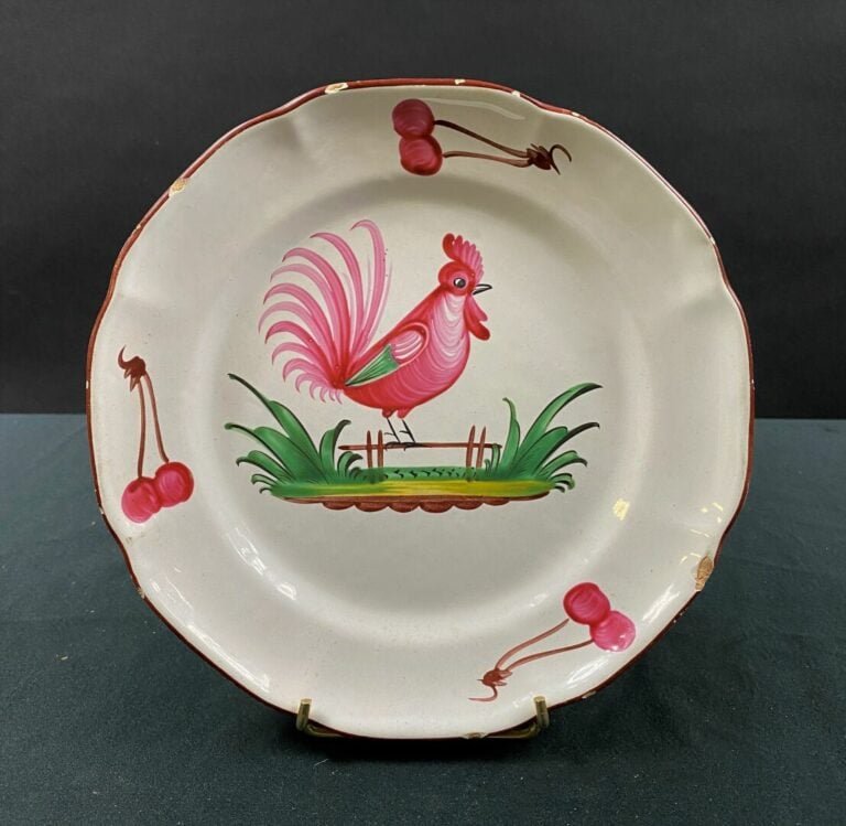 LES ISLETTES - Assiette à bord contourné, décor polychrome d'un coq perché sur…
