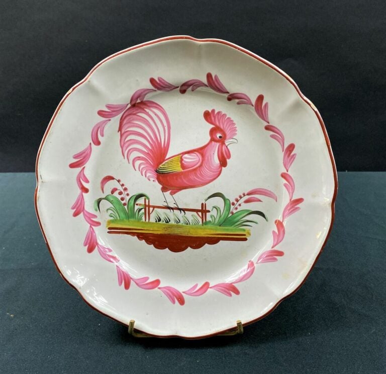 LES ISLETTES - Assiette à bord contourné, décor polychrome d'un coq posé sur un…