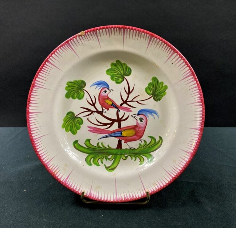 LES ISLETTES - Assiette à décor polychrome de deux oiseaux perchés sur une bran…