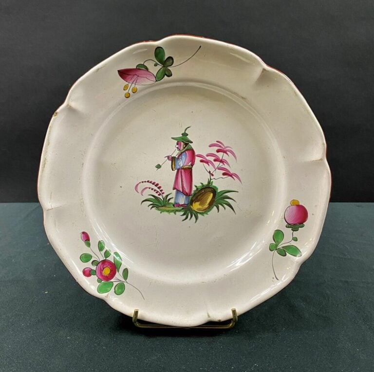 LES ISLETTES - Assiette à décor polychrome d'un Chinois fumant la pipe au centr…