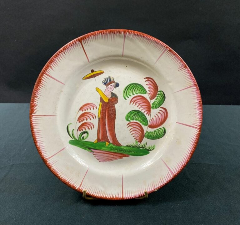 LES ISLETTES - Assiette à décor polychrome représentant au centre Madame Bernar…