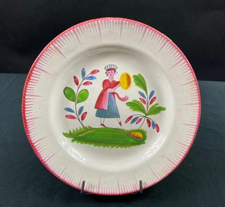 LES ISLETTES - Assiette à décor polychrome représentant Madame Bernard jouant d…