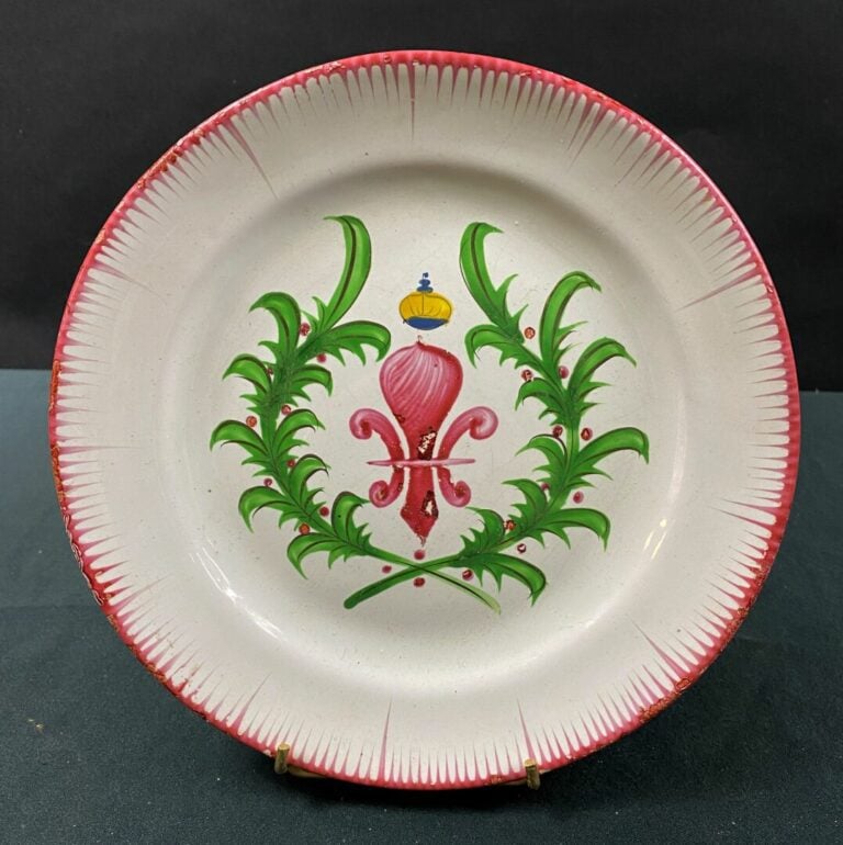 LES ISLETTES - Assiette à décor polychrome révolutionnaire au centre d'une fleu…