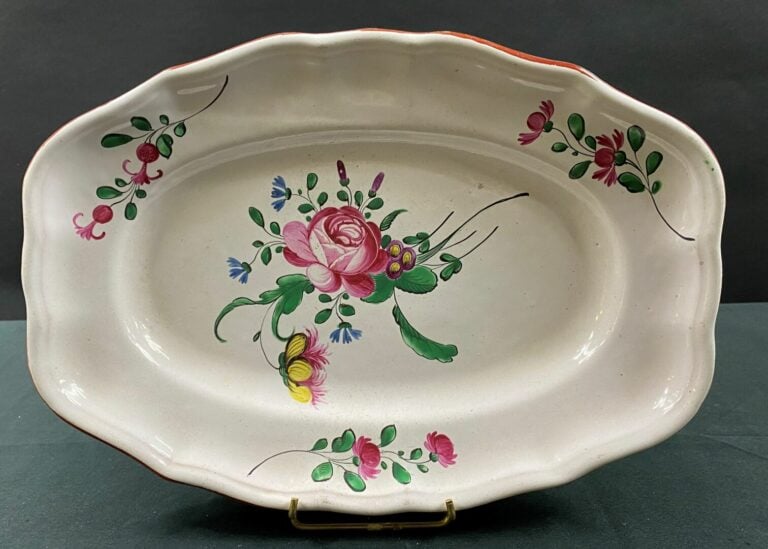 LES ISLETTES - Deux plats ovales à bord contourné, décor polychrome d'un bouque…
