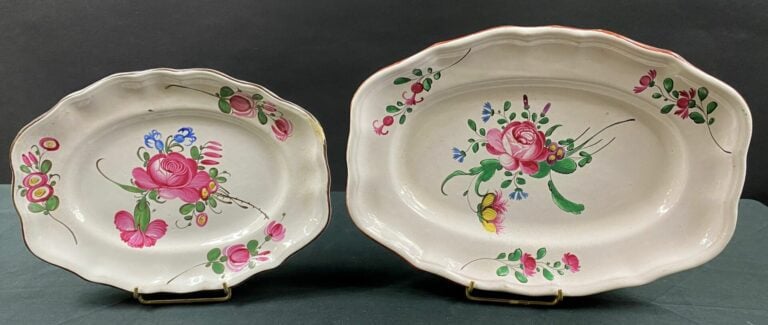 LES ISLETTES - Deux plats ovales à bord contourné, décor polychrome d'un bouque…