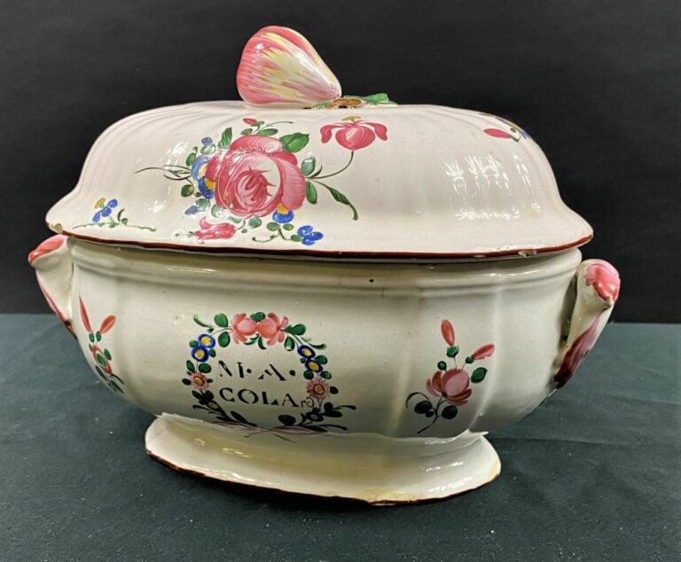LES ISLETTES - Soupière de forme ovale couverte munie d'anses, décor polychrome…