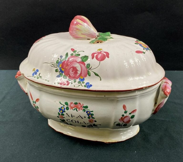 LES ISLETTES - Soupière de forme ovale couverte munie d'anses, décor polychrome…