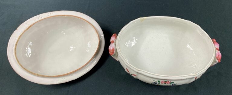 LES ISLETTES - Soupière de forme ovale couverte munie d'anses, décor polychrome…