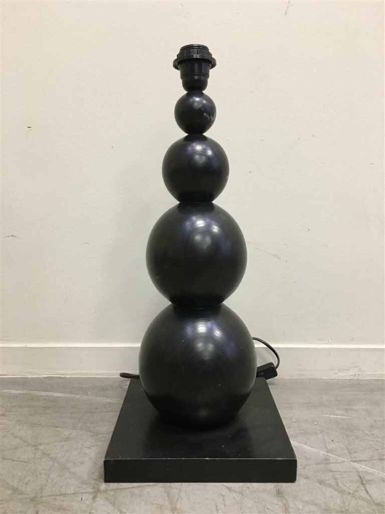 LES MIGRATEURS. - Lampe de table en bois à motifs de boules décroissantes. - Ha…
