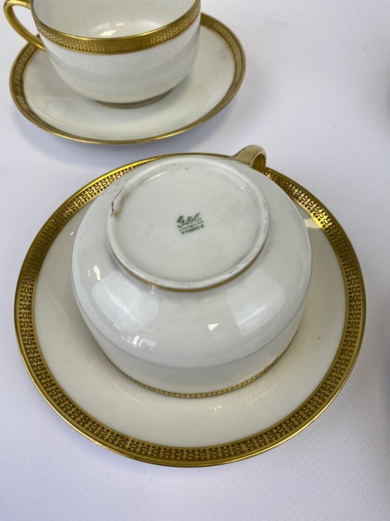 LIMOGES - Ensemble de quatre tasses à thé et leurs sous tasses, modèles différe…