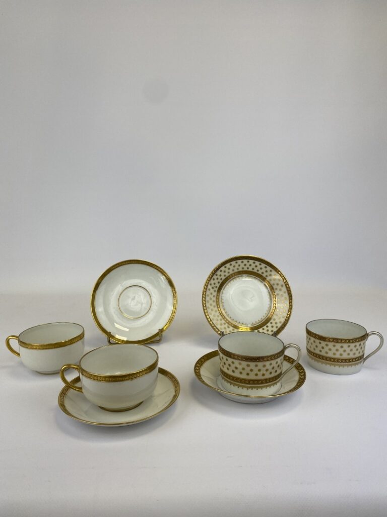 LIMOGES - Ensemble de quatre tasses à thé et leurs sous tasses, modèles différe…