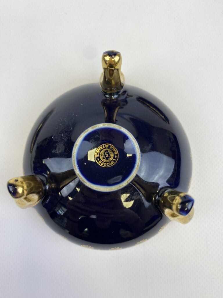 LIMOGES - Ensemble de trois porcelaine à décor bleu de four et or comprenant un…