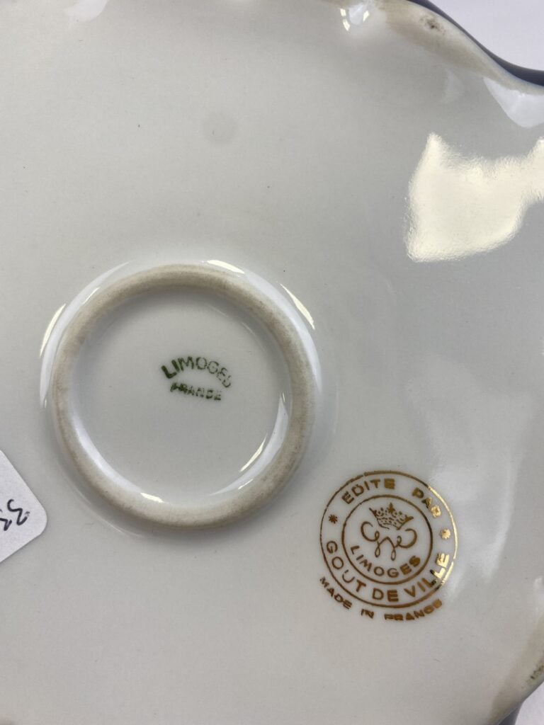 LIMOGES - Ensemble de trois porcelaine à décor bleu de four et or comprenant un…
