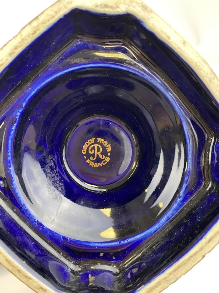 LIMOGES - Ensemble de trois porcelaine à décor bleu de four et or comprenant un…