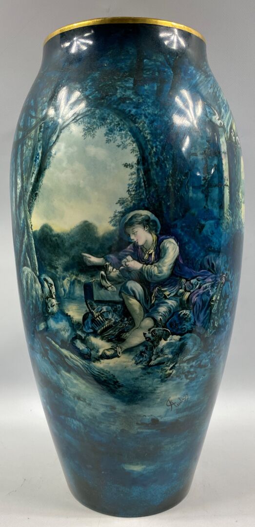 LIMOGES - Grand vase balustre à col ourlé en porcelaine à décor polychrome d'un…