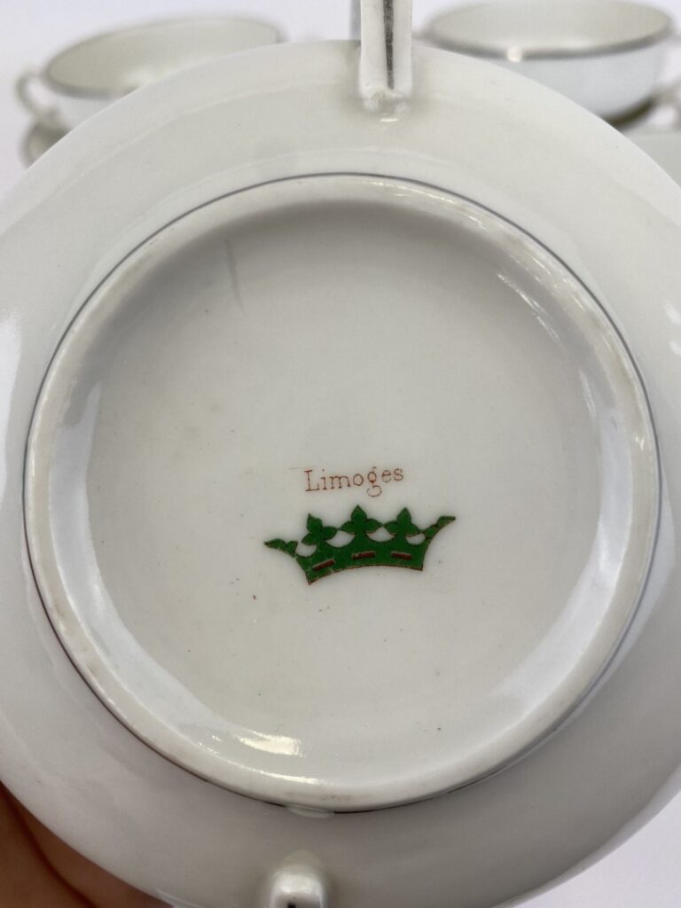 LIMOGES HAVILAND - Six bols à bouillon et leurs assiettes à décors blancs liser…