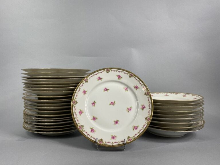 LIMOGES - Importante partie de service en porcelaine à décor de fleurs comprena…