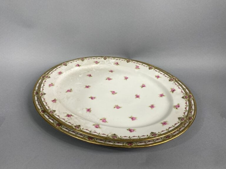 LIMOGES - Importante partie de service en porcelaine à décor de fleurs comprena…