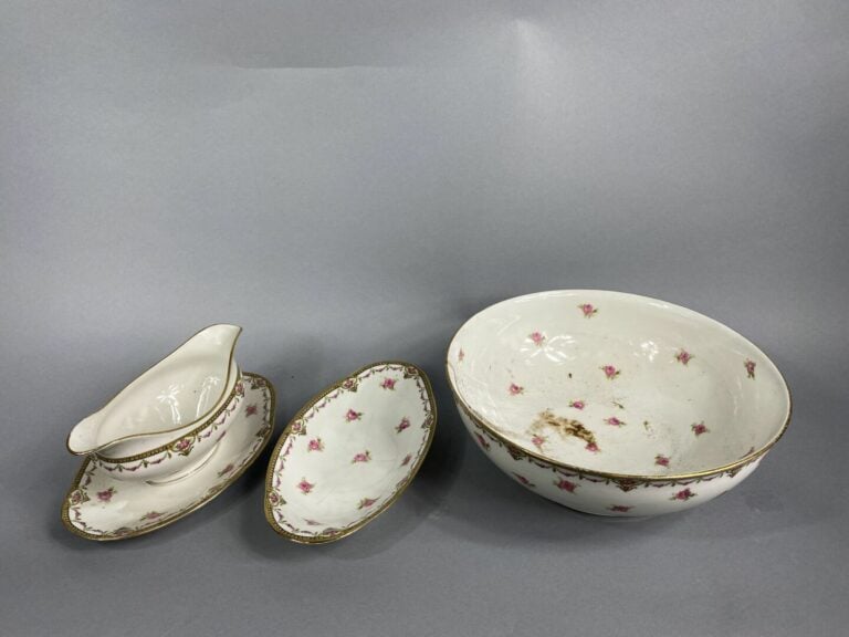 LIMOGES - Importante partie de service en porcelaine à décor de fleurs comprena…