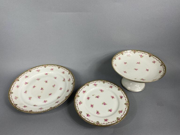 LIMOGES - Importante partie de service en porcelaine à décor de fleurs comprena…