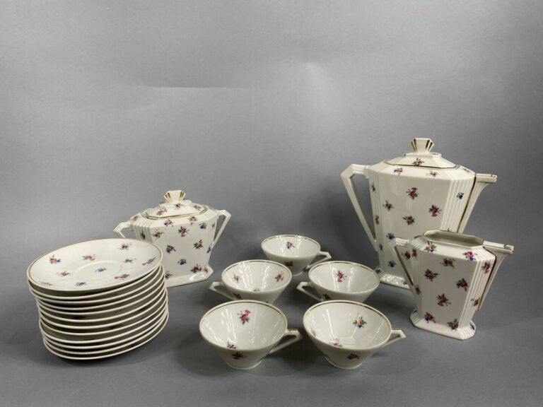 LIMOGES - Importante partie de service en porcelaine à décor de fleurs comprena…