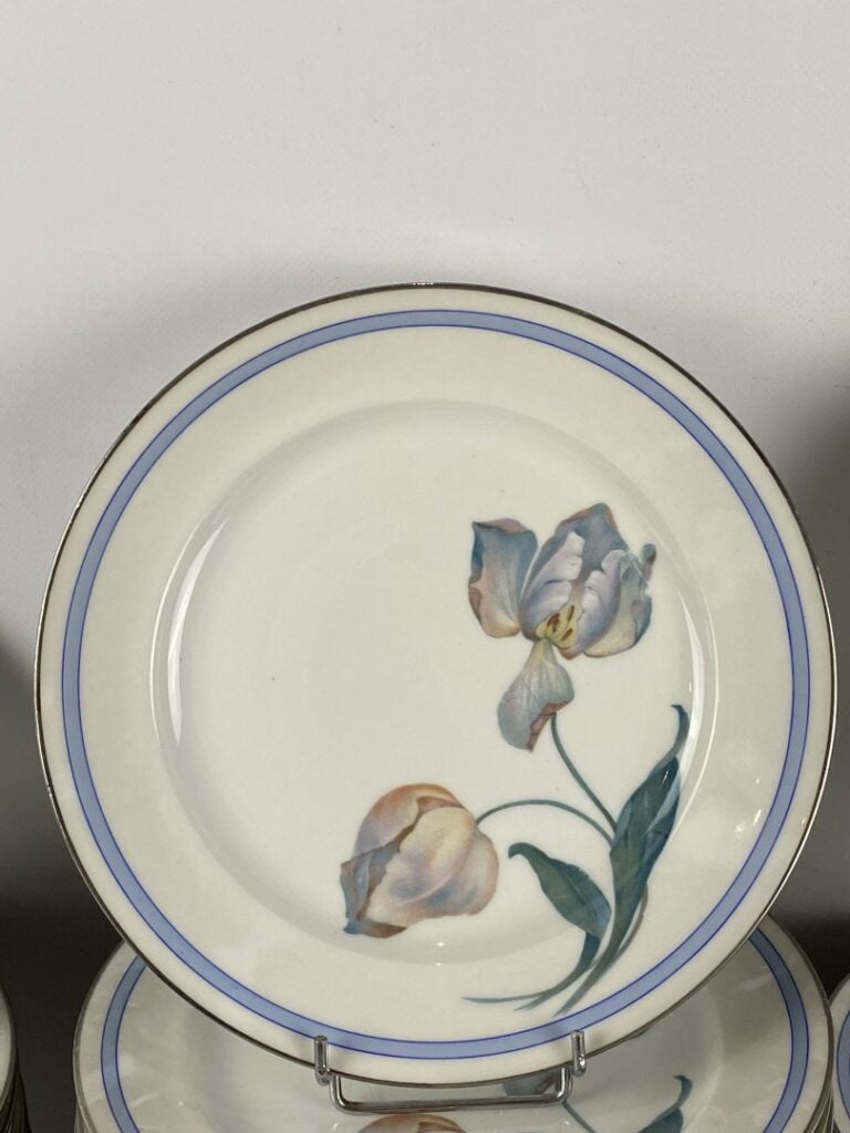 LIMOGES Paris - Partie de service de table en porcelaine à décor floral polychr…