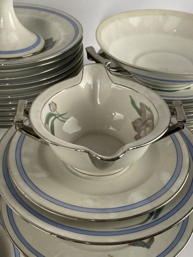 LIMOGES Paris - Partie de service de table en porcelaine à décor floral polychr…
