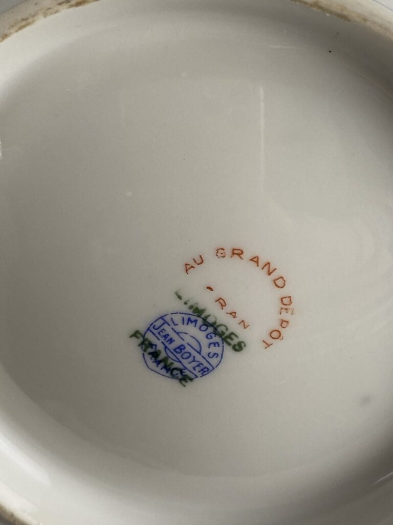 LIMOGES Paris - Partie de service de table en porcelaine à décor floral polychr…