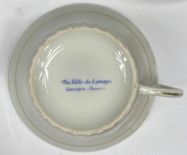 LIMOGES - Partie de service à thé et café en porcelaine blanche liseret bleu et…