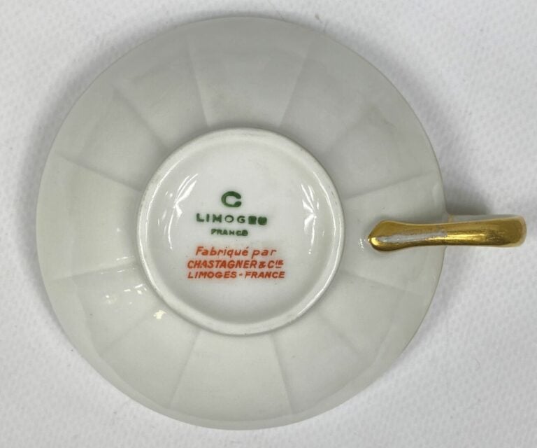 LIMOGES - Partie de service à thé et café en porcelaine blanche liseret bleu et…
