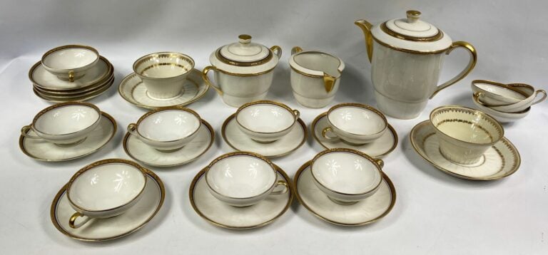 LIMOGES - Partie de service à thé et café en porcelaine blanche liseret bleu et…
