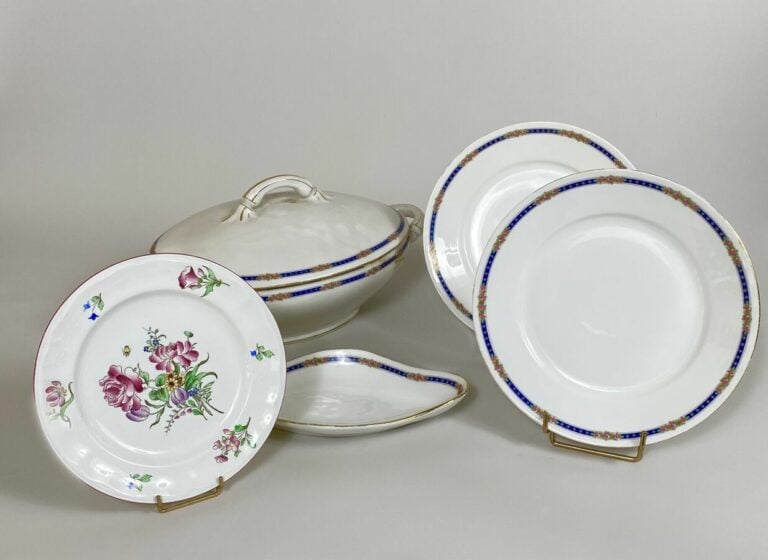 LIMOGES.Partie de service de table en porcelaine blanche à bordure de petites r…