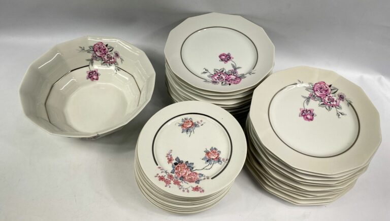 LIMOGES - Parties de service de tables divers en porcelaine à décor floral comp…