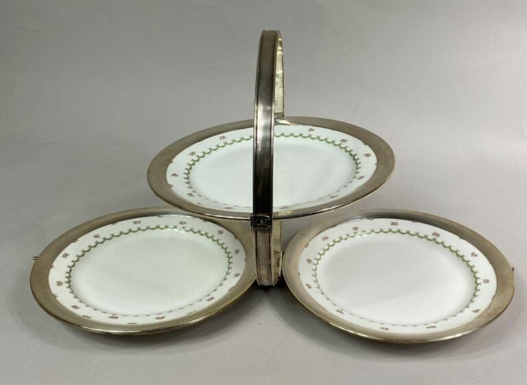 LIMOGES - Présentoir à gâteaux formé de trois assiettes en porcelaine à décor d…