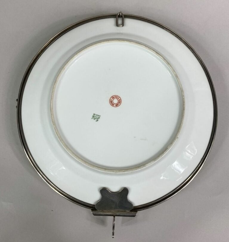 LIMOGES - Présentoir à gâteaux formé de trois assiettes en porcelaine à décor d…