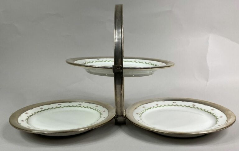 LIMOGES - Présentoir à gâteaux formé de trois assiettes en porcelaine à décor d…