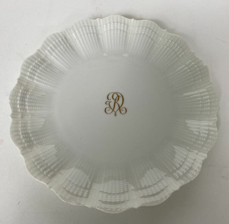 LIMOGES - Service blanc centré d'un monogramme