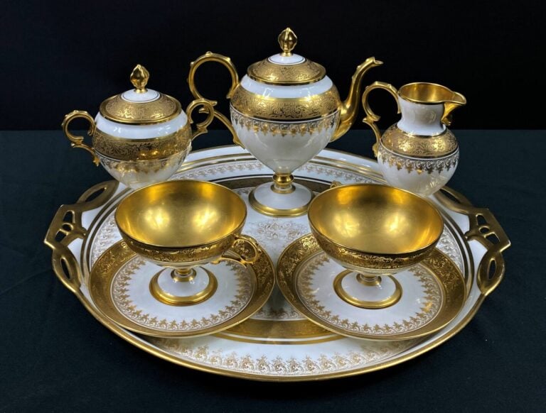 LIMOGES - Service tête à tête en porcelaine blanche à décor de frises et enroul…