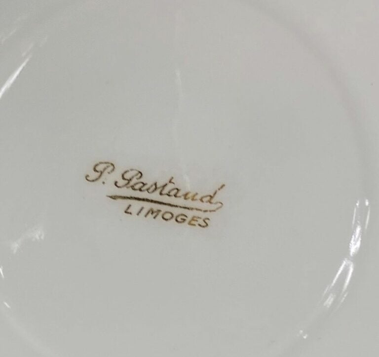 LIMOGES - Service tête à tête en porcelaine blanche à décor de frises et enroul…