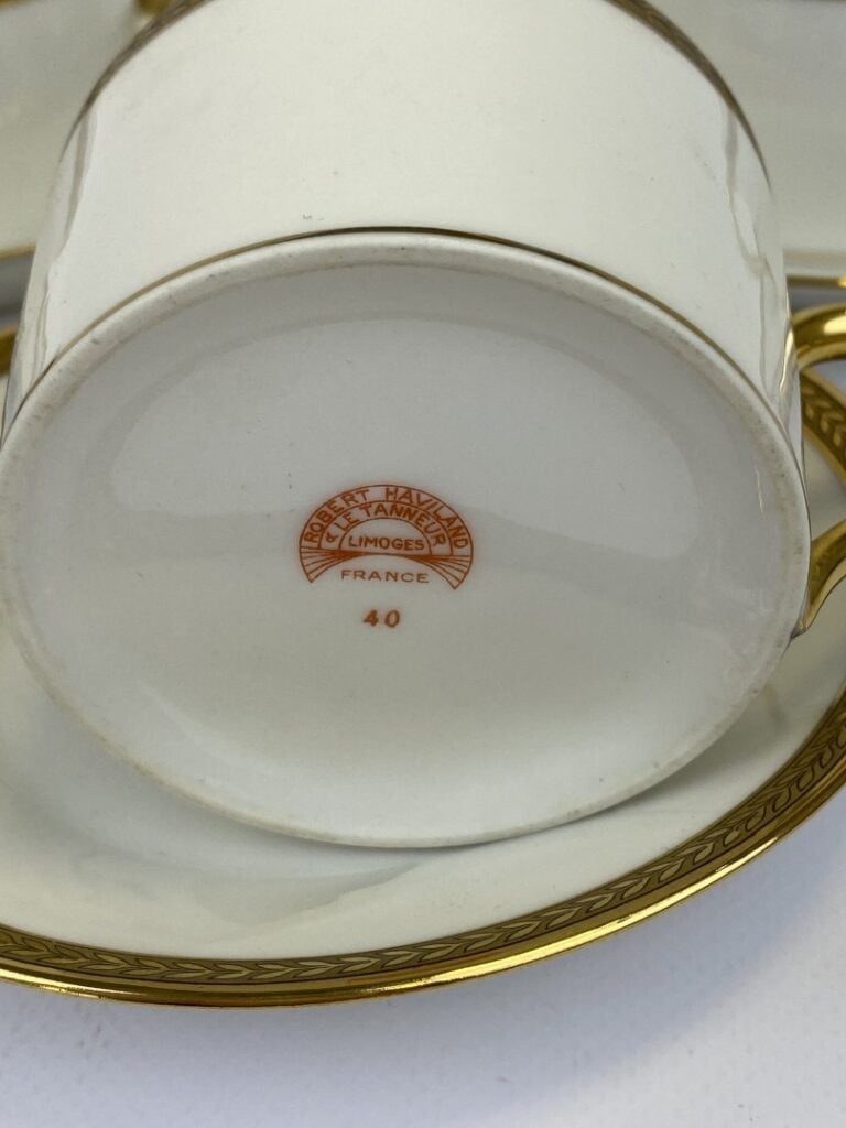 LIMOGES - Six tasses à thé et leur sous-tasses au large liseré doré poli. - Ser…