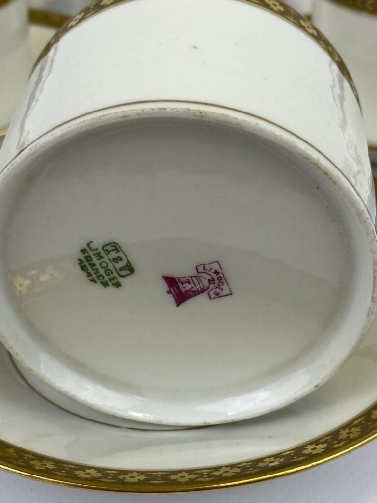 LIMOGES - Six tasses à thé et leur sous-tasses au large liseré doré poli. - Ser…