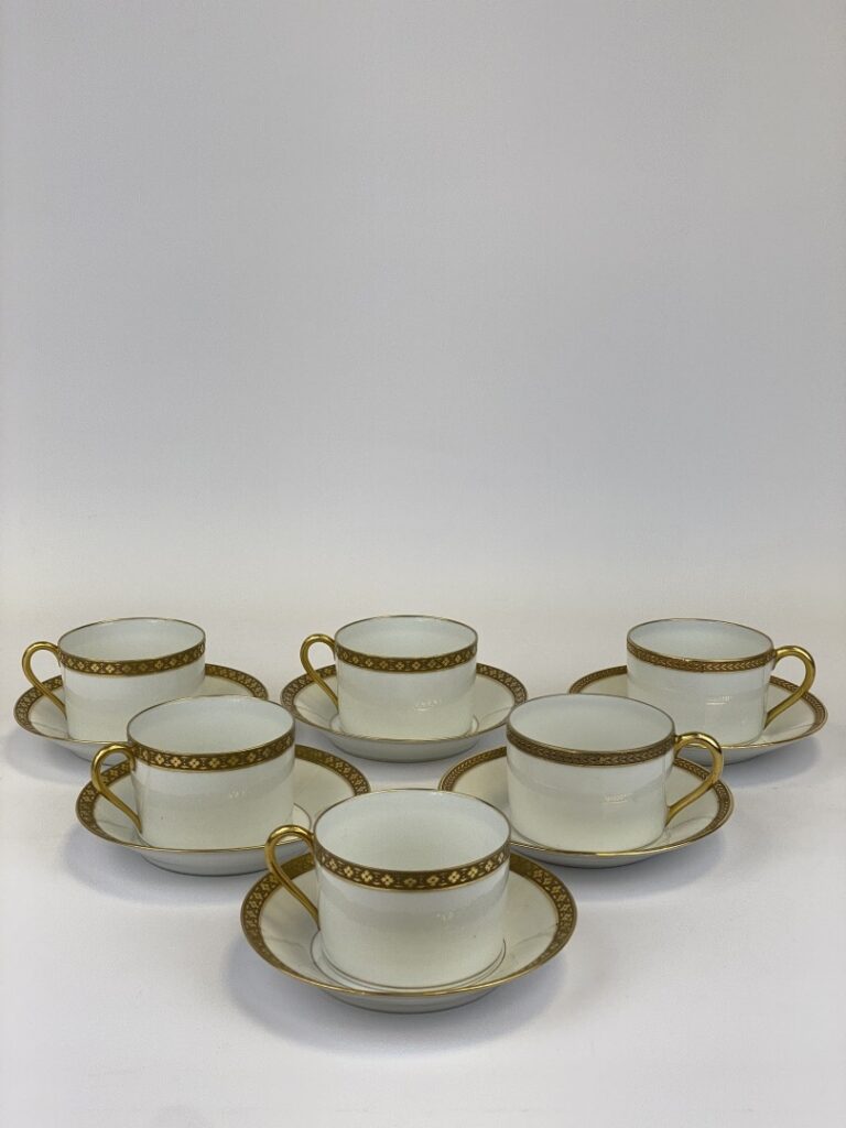 LIMOGES - Six tasses à thé et leur sous-tasses au large liseré doré poli. - Ser…