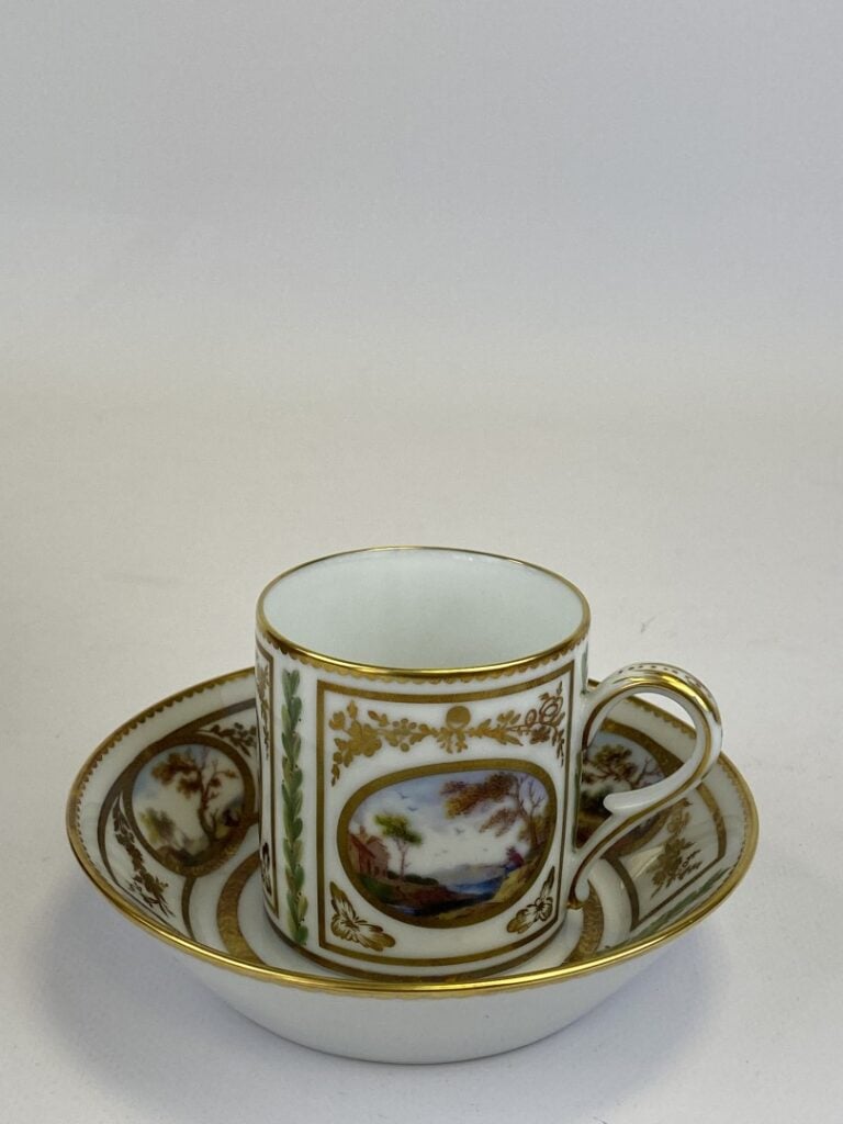 LIMOGES - Tasse historique dans son coffret. Une tasse litron et sa sous-tasse…