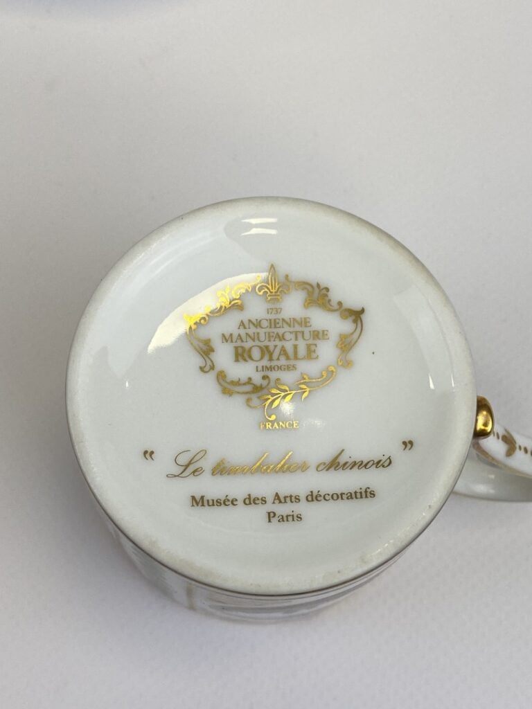 LIMOGES - Tasse historique dans son coffret. Une tasse litron et sa sous-tasse…