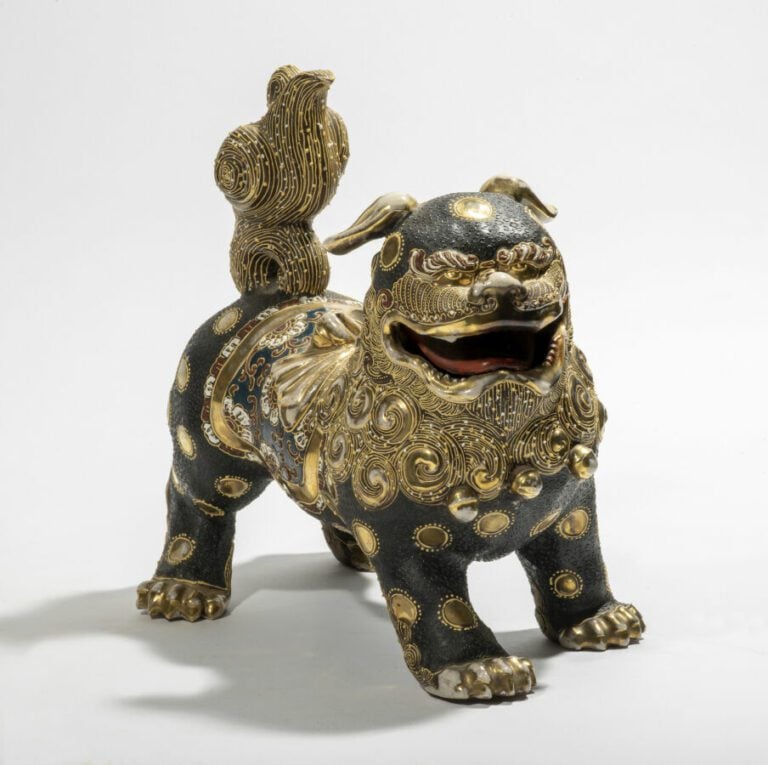 Lion en faîence de Satsuma, la gueule ouverte. Usures - ,26*23cm