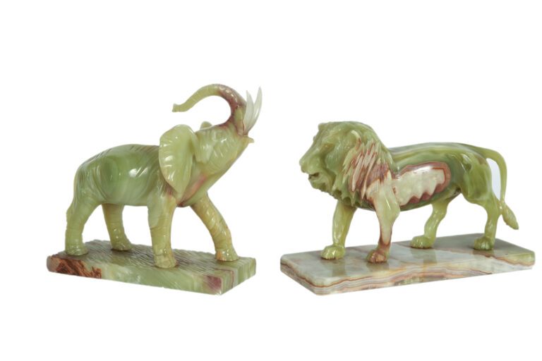 Lion et éléphant en serpentine (restauration à l'un). - Longueur: 30 cm.